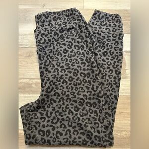 Abercrombie & Fitch gray leopard fleece joggers size large